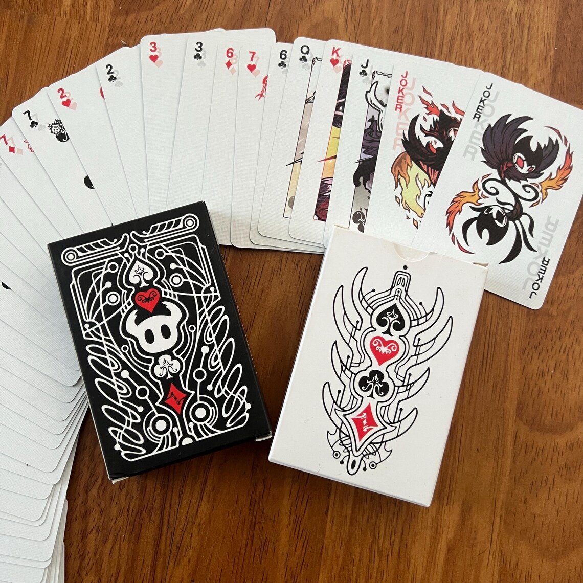 ホロウナイトスタンダードポーカーカードセット黒と白のトランプ - Board Game Movie のレビューと価格