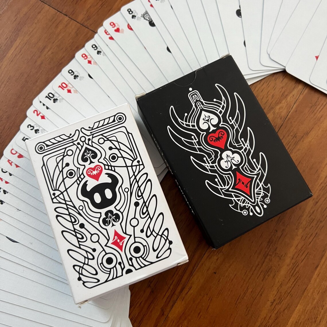 ホロウナイトスタンダードポーカーカードセット黒と白のトランプ - Board Game Movie のレビューと価格